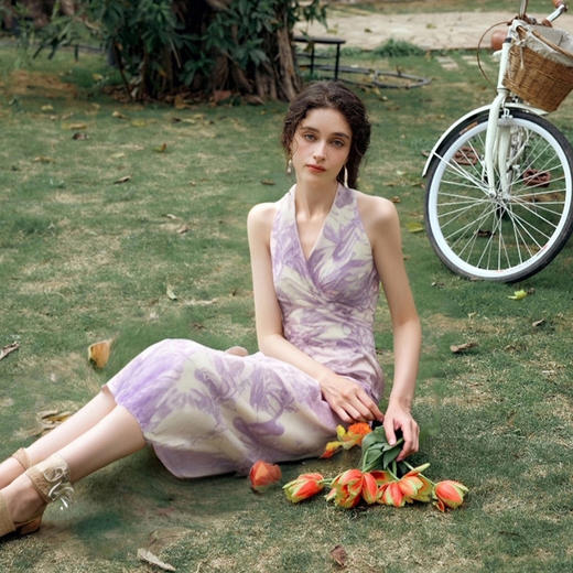 OLrain欧芮儿女夏季2025新款紫色浪漫法式印花挂脖V领设计连衣裙 商品图2