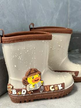 假装下雨，穿小雨鞋出去踩水‼️