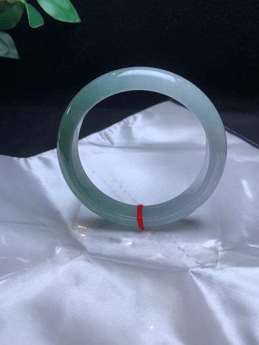 620350，60.5冰底油青半山水手镯 ，冰底 一半油青色，干净清爽，润润的 商品图2