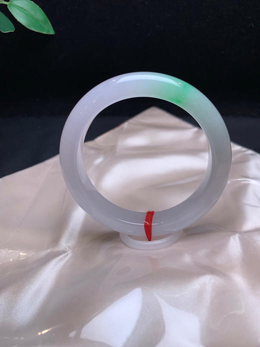 620360，55冰甜绿正圈手镯，清新秀气 一抹阳绿点缀其间 商品图2