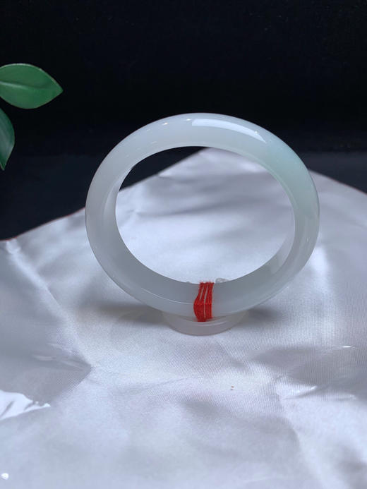 620353，54贵妃手镯，条形好，整条底子细腻干净 有一节浅绿底，清爽甜美 商品图3