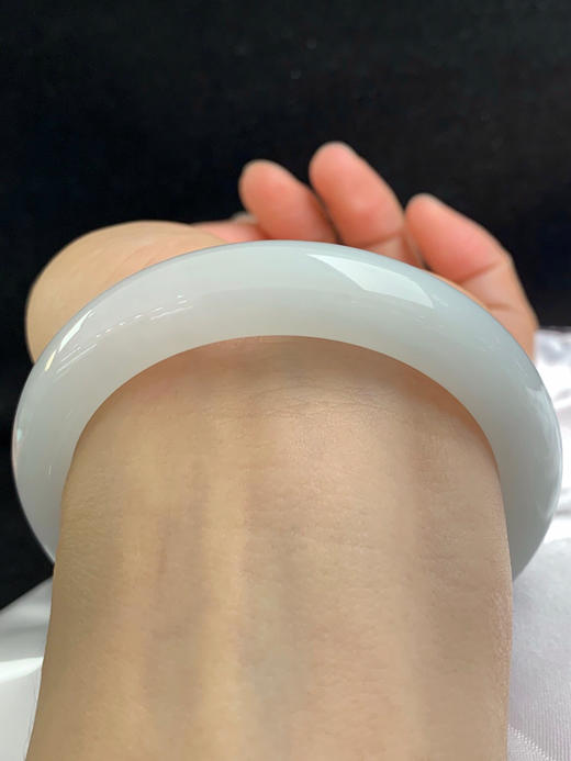 620362，57圈口，糯化白月光正圈平安镯，很淡的底色，底子非常润 商品图4