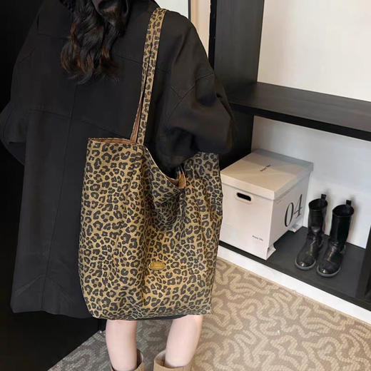 分镜头设计师品牌小众豹纹帆布包大容量正反两用单肩包简约休闲上班通勤包 商品图3