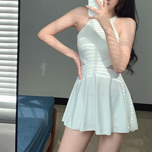 【白色裙式平角连体泳衣女】夏高级感韩国ins保守遮肉显瘦露背泡温泉 商品图3