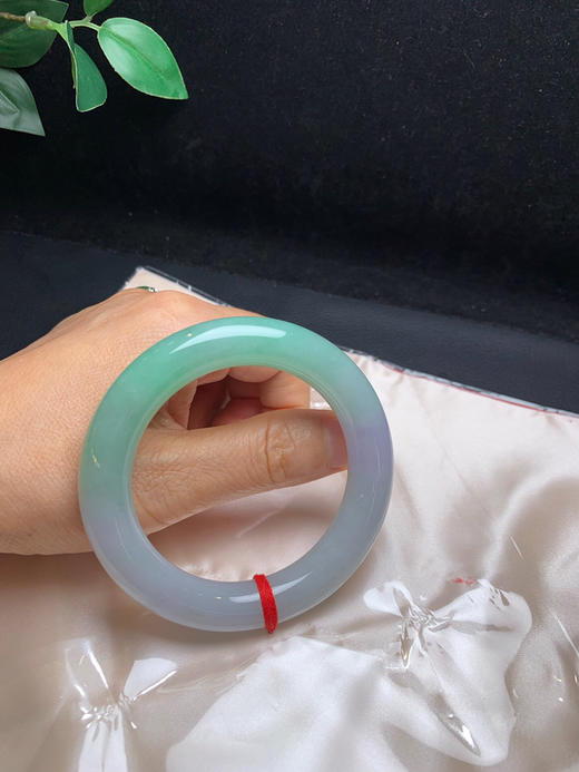 620357，54春彩圆条手镯。半圈绿底，局部带些紫，清新干净有特色 商品图5