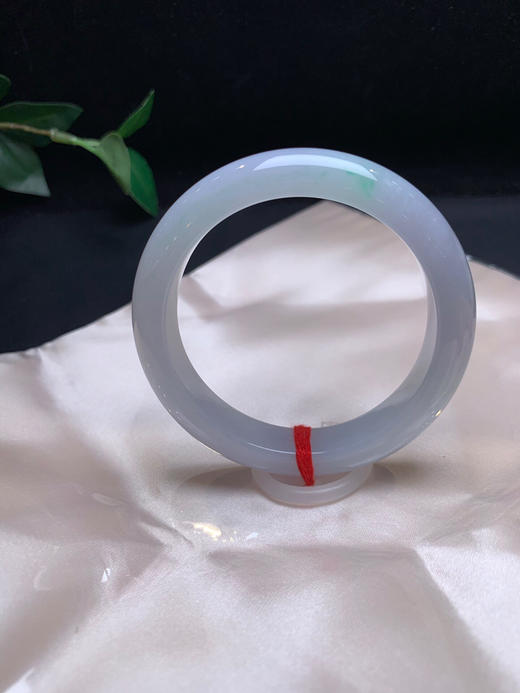 620356，55飘绿手镯 ，整体底妆干净均匀，飘一点清新绿，润润的 清新秀气 商品图3