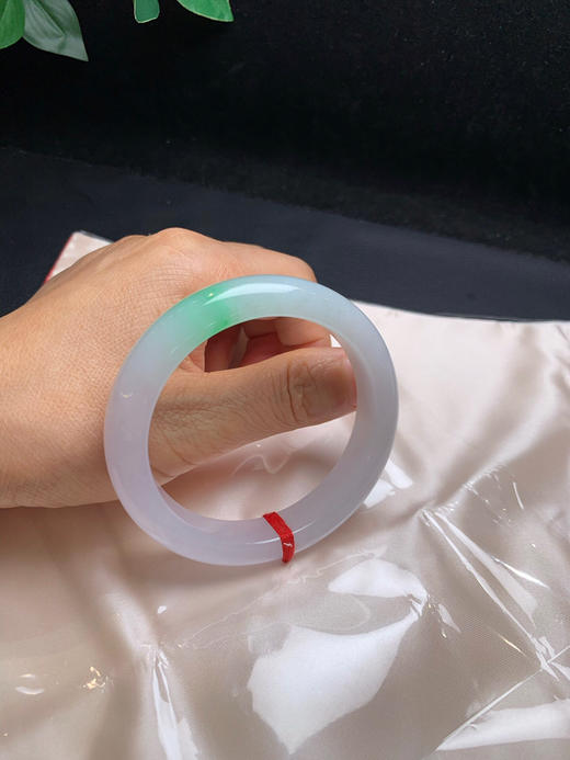 620360，55冰甜绿正圈手镯，清新秀气 一抹阳绿点缀其间 商品图5