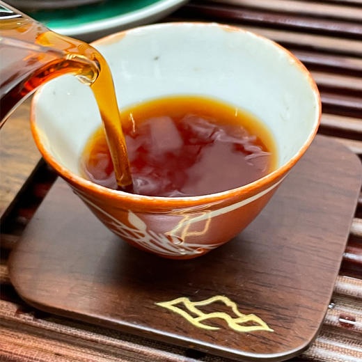 【强烈推荐】2005年大益501批次8592A普洱老熟茶 陈年粗老原料加黄片压制成饼  汤感甜润滑药香参香明显 干仓真品单片价   建议用大壶冲泡投茶重一点汤感会更好 商品图11