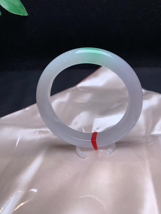 620360，55冰甜绿正圈手镯，清新秀气 一抹阳绿点缀其间 商品图3