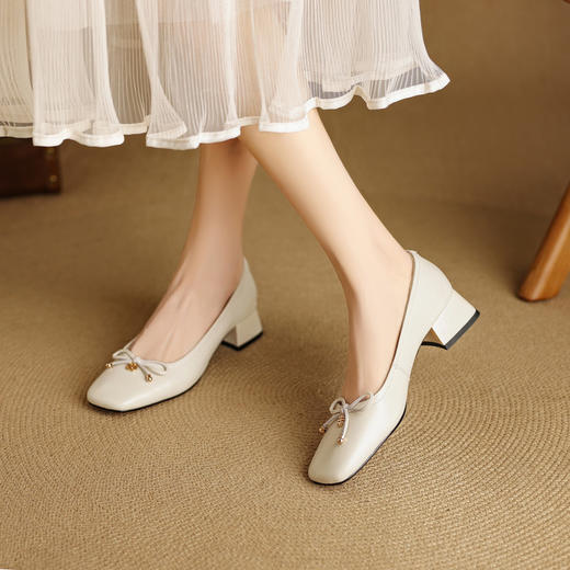 【预售5天】法式蝴蝶结漆皮低跟单鞋女新款真皮方头浅口通勤小皮鞋NJMK&K1670 商品图1