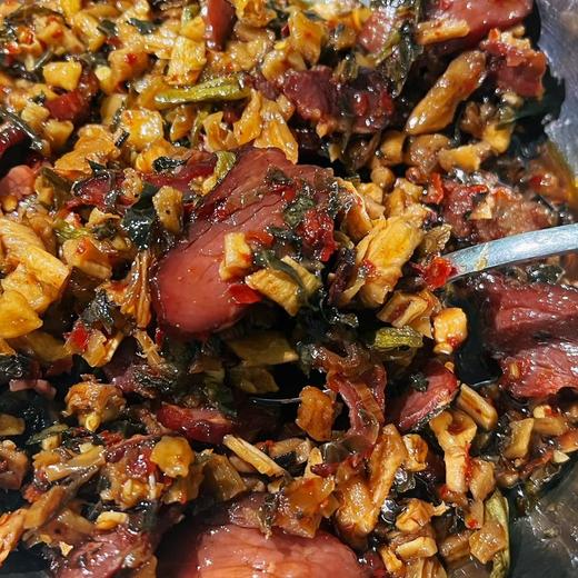 【屋头· 腊肉外婆菜】腊肉色泽红亮，肥瘦相间，纹理清晰，咸香四溢，肉质紧实而不柴-CC 商品图4