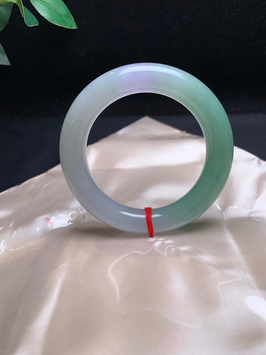 620357，54春彩圆条手镯。半圈绿底，局部带些紫，清新干净有特色 商品图2