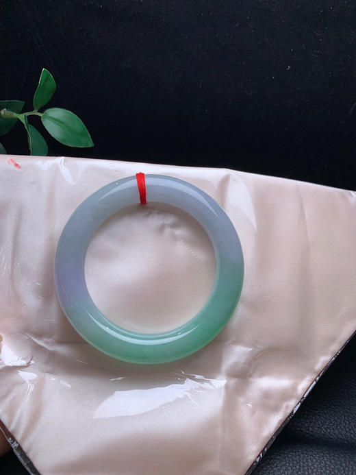 620357，54春彩圆条手镯。半圈绿底，局部带些紫，清新干净有特色 商品图4