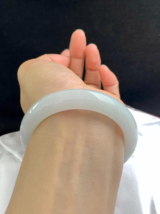 620362，57圈口，糯化白月光正圈平安镯，很淡的底色，底子非常润 商品图5