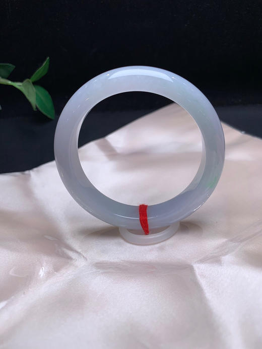 620356，55飘绿手镯 ，整体底妆干净均匀，飘一点清新绿，润润的 清新秀气 商品图1