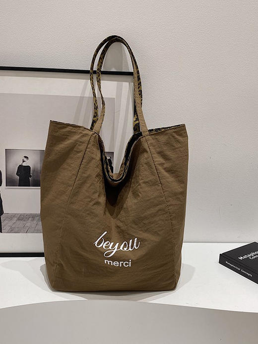 分镜头设计师品牌小众豹纹帆布包大容量正反两用单肩包简约休闲上班通勤包 商品图4