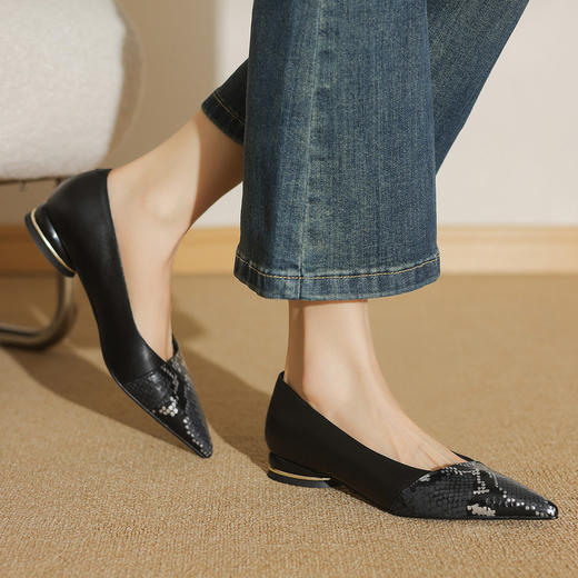 【预售5天】法式时尚单鞋女低跟蛇纹头层牛皮拼色尖头中跟鞋ZF&25159 商品图1