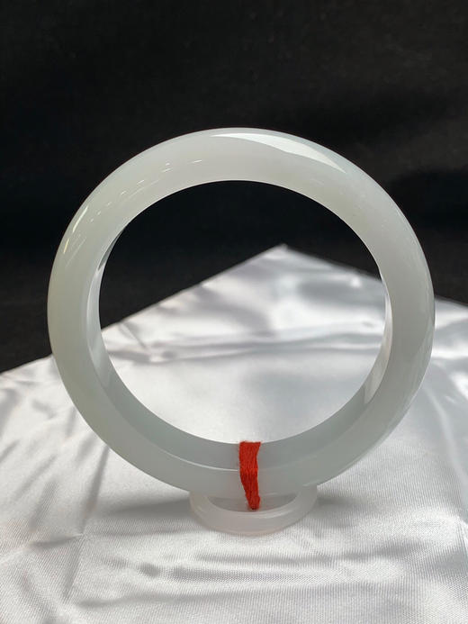 620362，57圈口，糯化白月光正圈平安镯，很淡的底色，底子非常润 商品图3