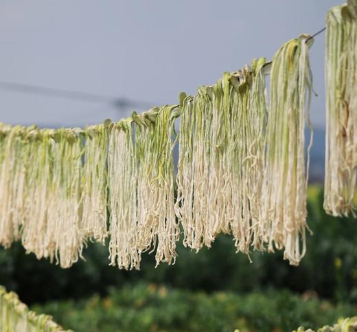 【屋头· 腊肉外婆菜】腊肉色泽红亮，肥瘦相间，纹理清晰，咸香四溢，肉质紧实而不柴-CC 商品图3