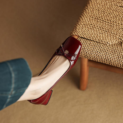 【预售5天】法式蝴蝶结漆皮低跟单鞋女新款真皮方头浅口通勤小皮鞋NJMK&K1670 商品图3