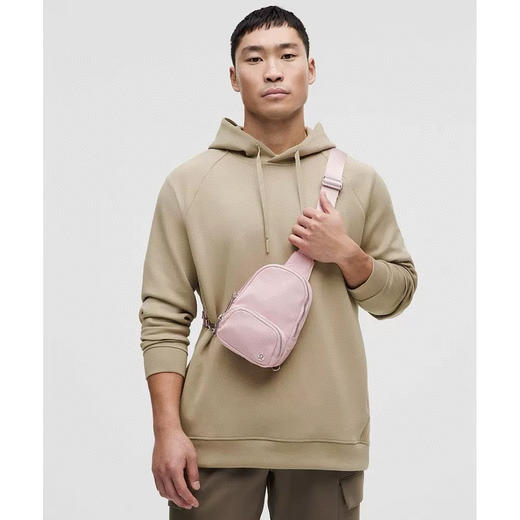 lululemon Everywhere Small Sling Bag便携休闲小包胸包斜挎包 商品图1