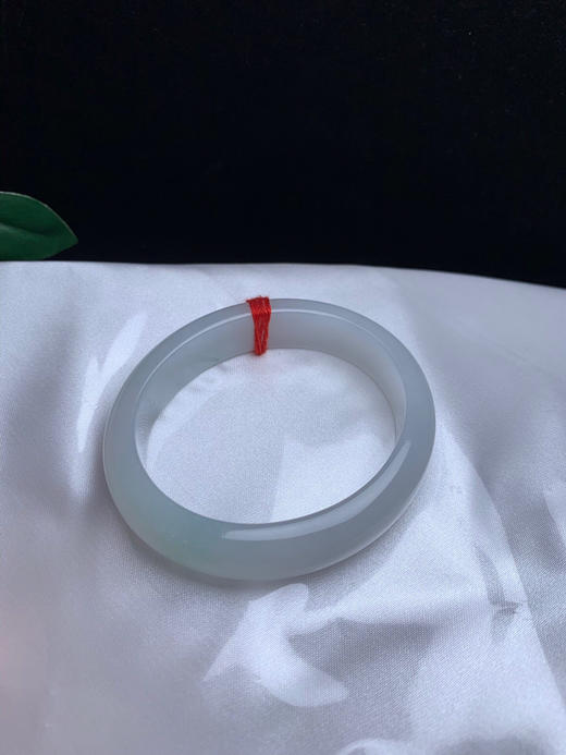 620353，54贵妃手镯，条形好，整条底子细腻干净 有一节浅绿底，清爽甜美 商品图4