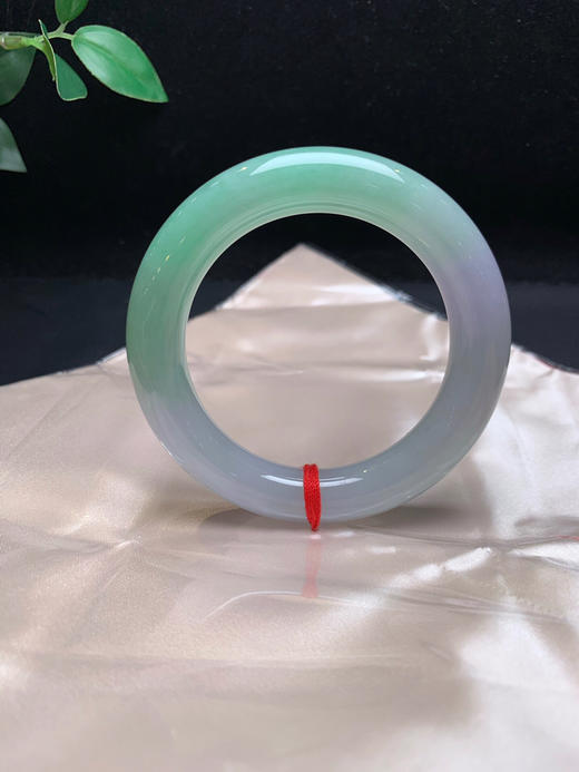 620357，54春彩圆条手镯。半圈绿底，局部带些紫，清新干净有特色 商品图1