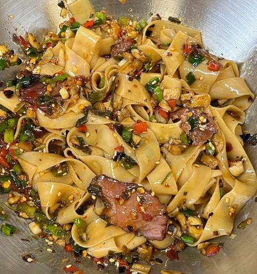 【屋头· 腊肉外婆菜】腊肉色泽红亮，肥瘦相间，纹理清晰，咸香四溢，肉质紧实而不柴-CC 商品图7