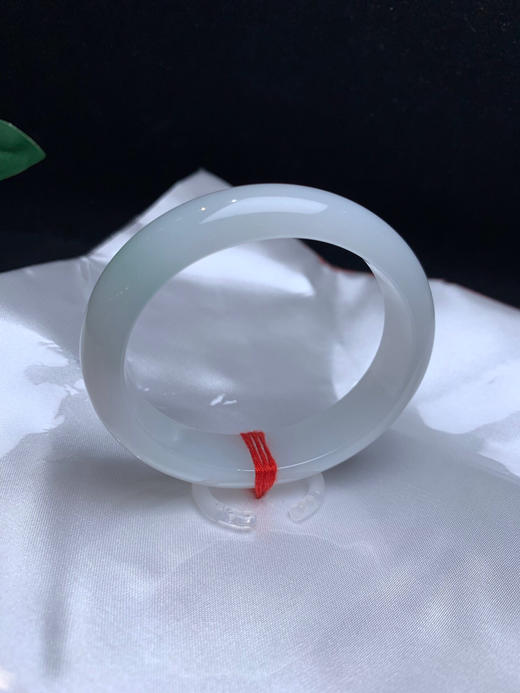 620353，54贵妃手镯，条形好，整条底子细腻干净 有一节浅绿底，清爽甜美 商品图0