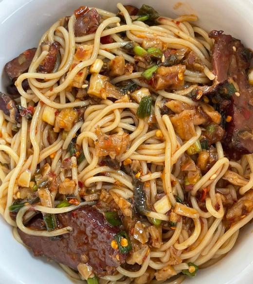 【屋头· 腊肉外婆菜】腊肉色泽红亮，肥瘦相间，纹理清晰，咸香四溢，肉质紧实而不柴-CC 商品图8