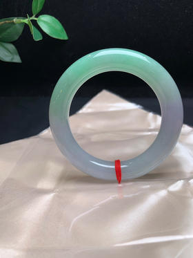 620357，54春彩圆条手镯。半圈绿底，局部带些紫，清新干净有特色