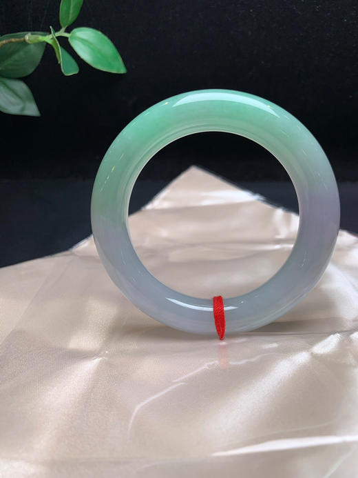 620357，54春彩圆条手镯。半圈绿底，局部带些紫，清新干净有特色 商品图0