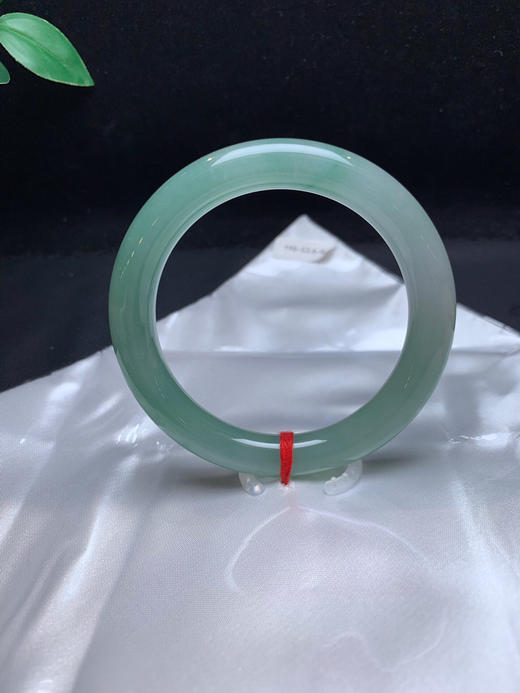 620359，57.5 冰晴底圆条 ，整条油润干净。底子非常细腻 商品图3