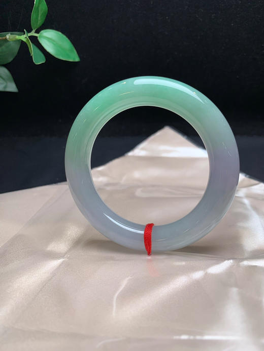 620357，54春彩圆条手镯。半圈绿底，局部带些紫，清新干净有特色 商品图3