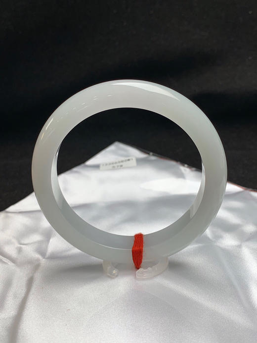 620362，57圈口，糯化白月光正圈平安镯，很淡的底色，底子非常润 商品图0