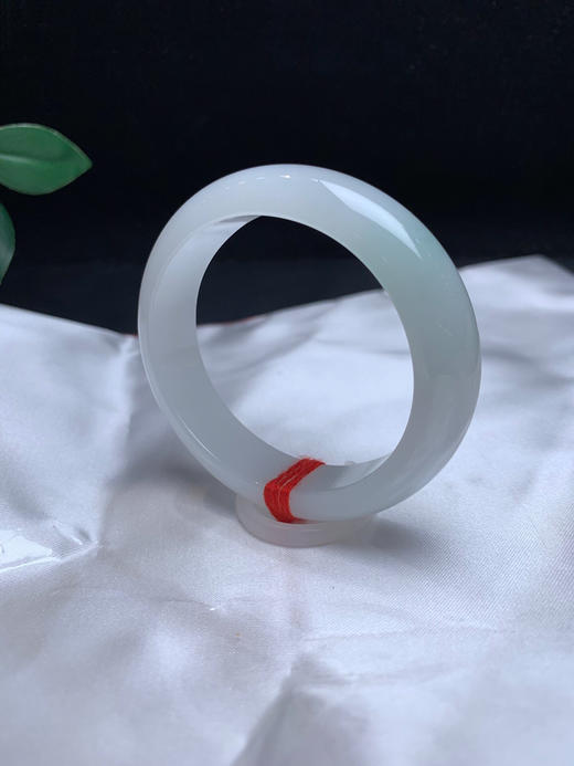 620353，54贵妃手镯，条形好，整条底子细腻干净 有一节浅绿底，清爽甜美 商品图1