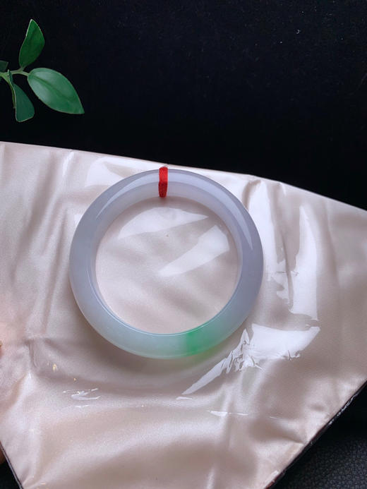 620360，55冰甜绿正圈手镯，清新秀气 一抹阳绿点缀其间 商品图4