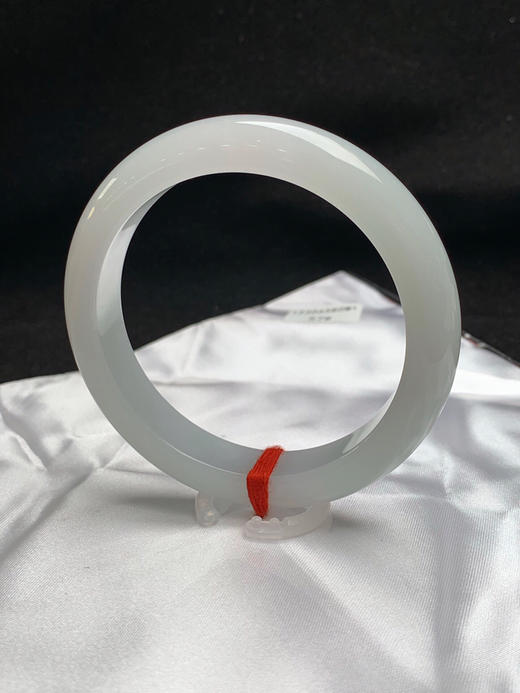 620362，57圈口，糯化白月光正圈平安镯，很淡的底色，底子非常润 商品图2