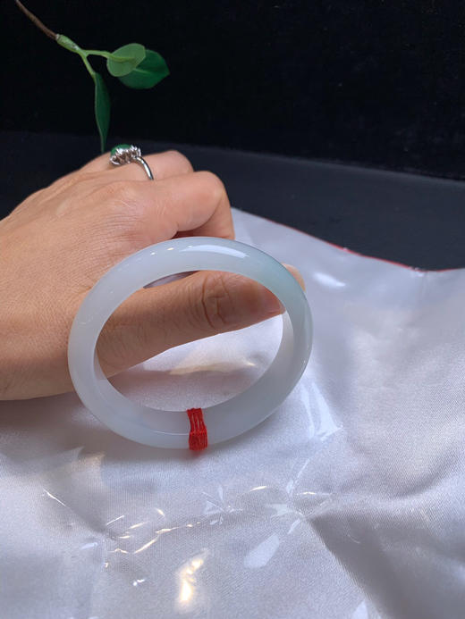 620353，54贵妃手镯，条形好，整条底子细腻干净 有一节浅绿底，清爽甜美 商品图5