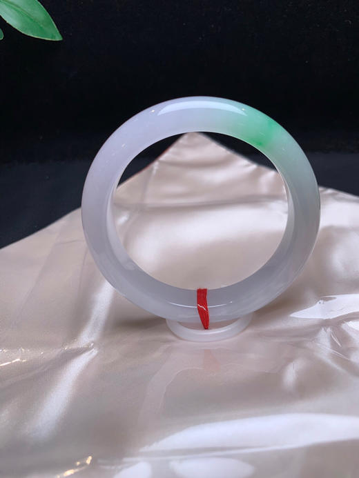 620360，55冰甜绿正圈手镯，清新秀气 一抹阳绿点缀其间 商品图0