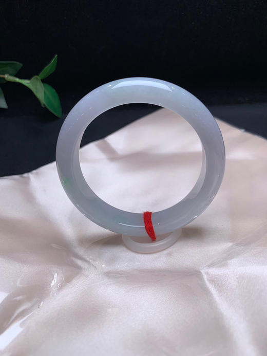 620356，55飘绿手镯 ，整体底妆干净均匀，飘一点清新绿，润润的 清新秀气 商品图0