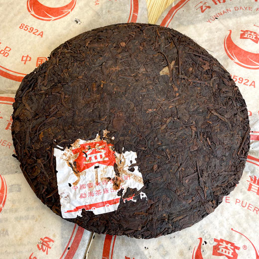 【强烈推荐】2005年大益501批次8592A普洱老熟茶 陈年粗老原料加黄片压制成饼  汤感甜润滑药香参香明显 干仓真品单片价   建议用大壶冲泡投茶重一点汤感会更好 商品图7