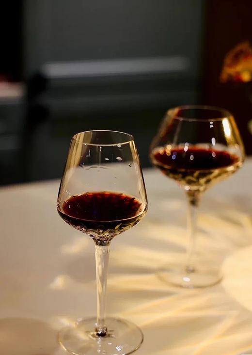 波尔多右岸隐藏王牌👑百年酒庄主指纹封印的小金杯❗ 睡前微醺神器🥰红酒老饕私藏警告：这支布莱依丘村庄级AOP，竟把圣埃美隆的柔美+波美侯的力量装进187ml迷你瓶！【杰森巴顿鼎奢小酒】 商品图3