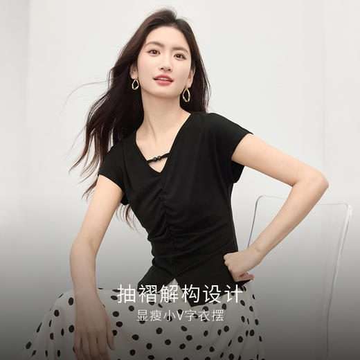 熙世界莱赛尔黑色短袖t恤女夏季收腰抽褶修身别致开叉短款V领上衣 商品图1
