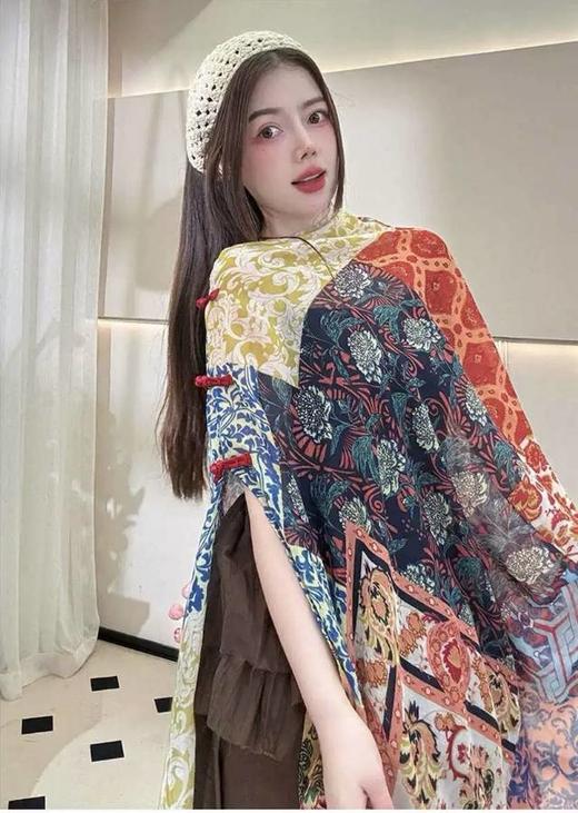 去沙漠 去川西旅游必备【新国风披肩】能防晒~能遮阳!主要拍照尊嘟巨美，盘扣的搭配元素十多巴胺花色，真的一整个被精致住了，头巾"披肩"小褂子·解锁它的多种围法!可盐可甜可乖可纯 商品图4