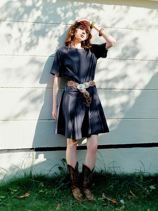 初语肌理感圆领宽松连衣裙女2025夏季新款不规则拼接度假风中裙 商品图1