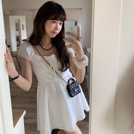 西遇方领白色连衣裙女夏季新款系带蝴蝶结刺绣薄纱A字裙SS051070 商品图2