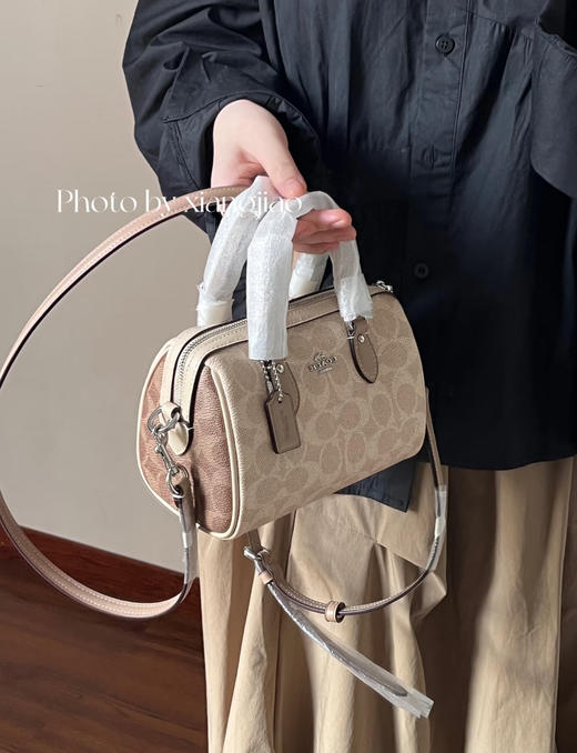 COACH蔻驰 Rowan 18 品牌徽标可拆卸肩带 PVC 波士顿包单肩斜挎手提包-小号女款-奶茶色！人生第一个轻奢包 商品图0