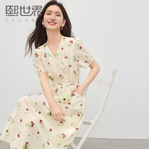 【专属特价】熙世界法式泡泡袖樱桃碎花连衣裙女夏季新款收腰显瘦V领茶歇裙子 商品图0