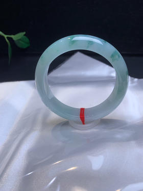 620371，54.5冰飘花手镯，一半飘花。整体清新干净，润润的